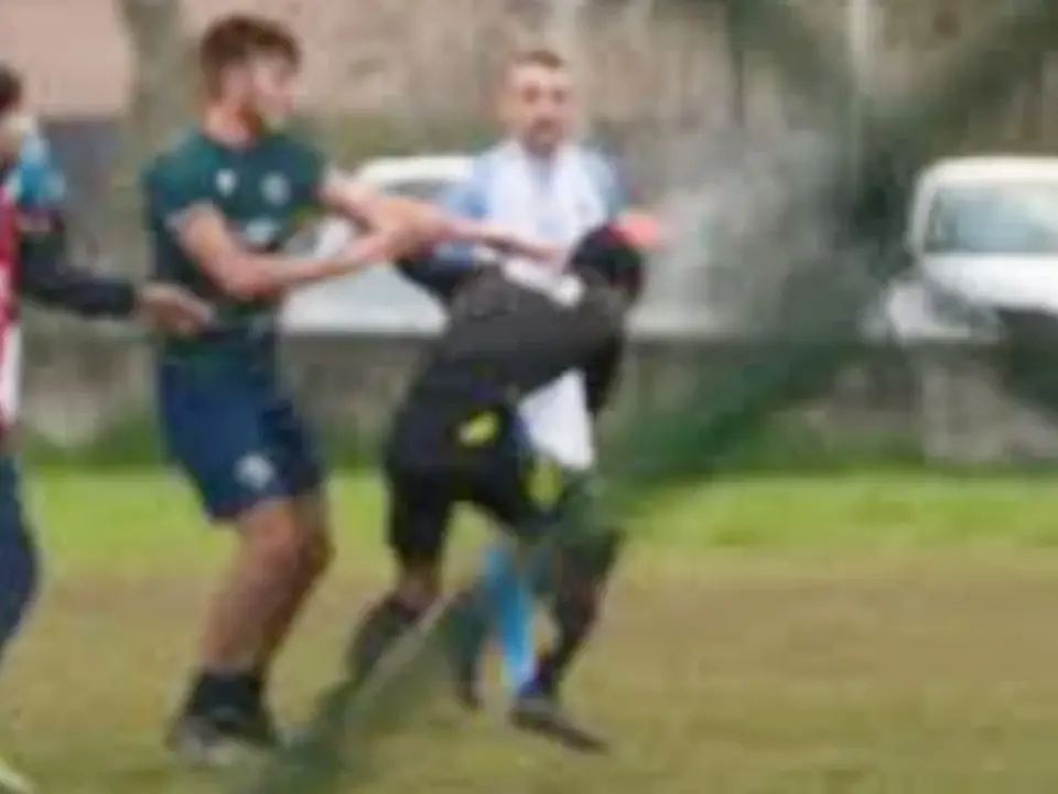 Daspo di 5 anni al giocatore del Francica che ha assalito l’arbitro: ricostruita tutta la sequenza dell’aggressione