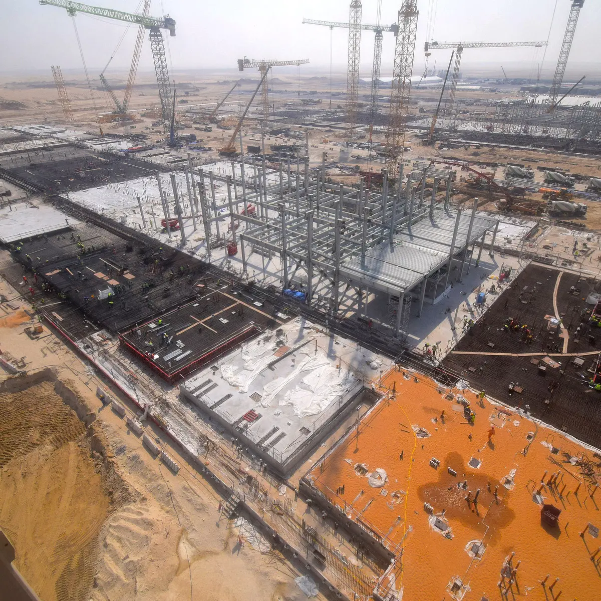 Investimenti Usa negli Emirati Arabi per mettere fuori gioco la Cina: ad Abu Dhabi nascerà uno dei campus IA più grandi del mondo