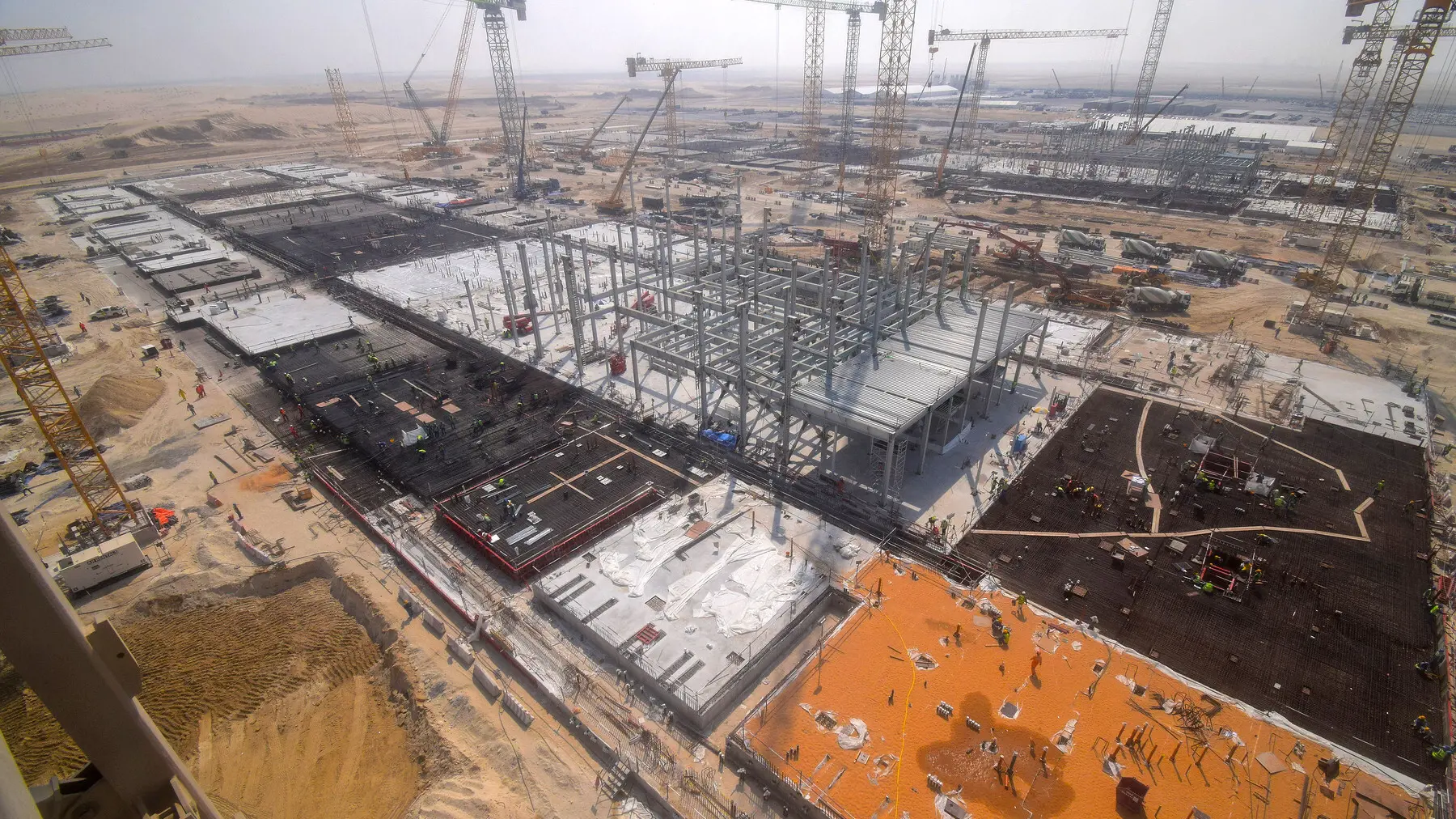 <p>Il sito di Al Dhafra, Emirati Arabi. Il Campus IA sar&agrave; operativo entro il 2026 (foto: media Khazna Data Centers)&nbsp;&nbsp;</p>\\n , G42