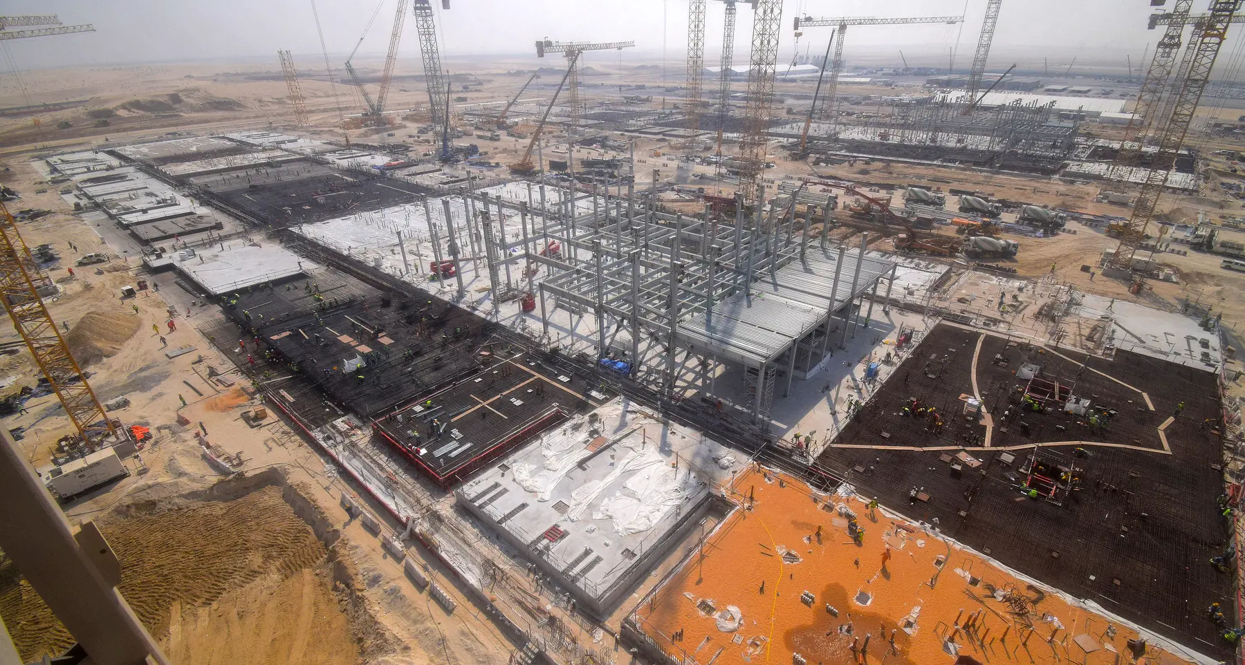 Investimenti Usa negli Emirati Arabi per mettere fuori gioco la Cina: ad Abu Dhabi nascerà uno dei campus IA più grandi del mondo