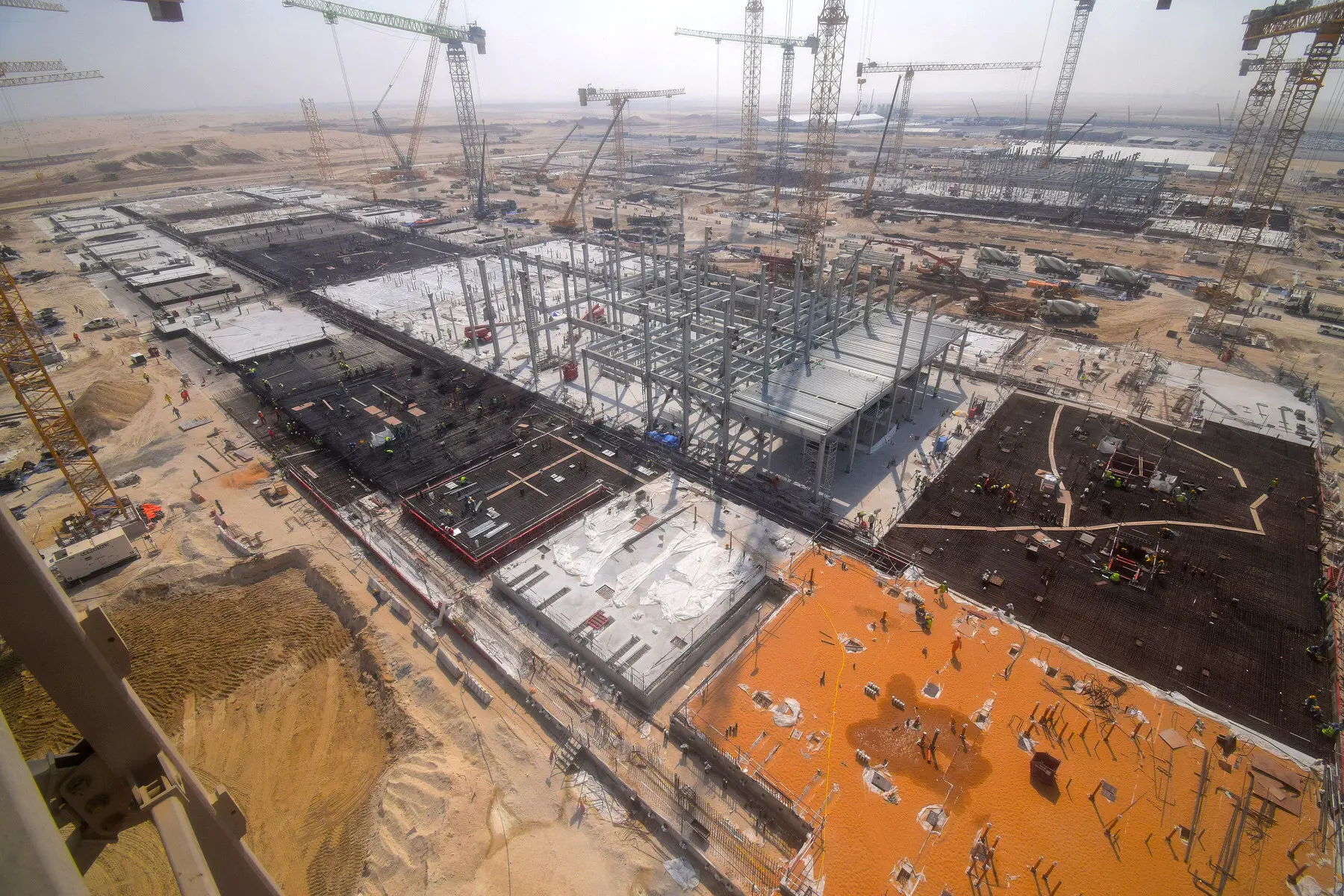 Investimenti Usa negli Emirati Arabi per mettere fuori gioco la Cina: ad Abu Dhabi nascerà uno dei campus IA più grandi del mondo