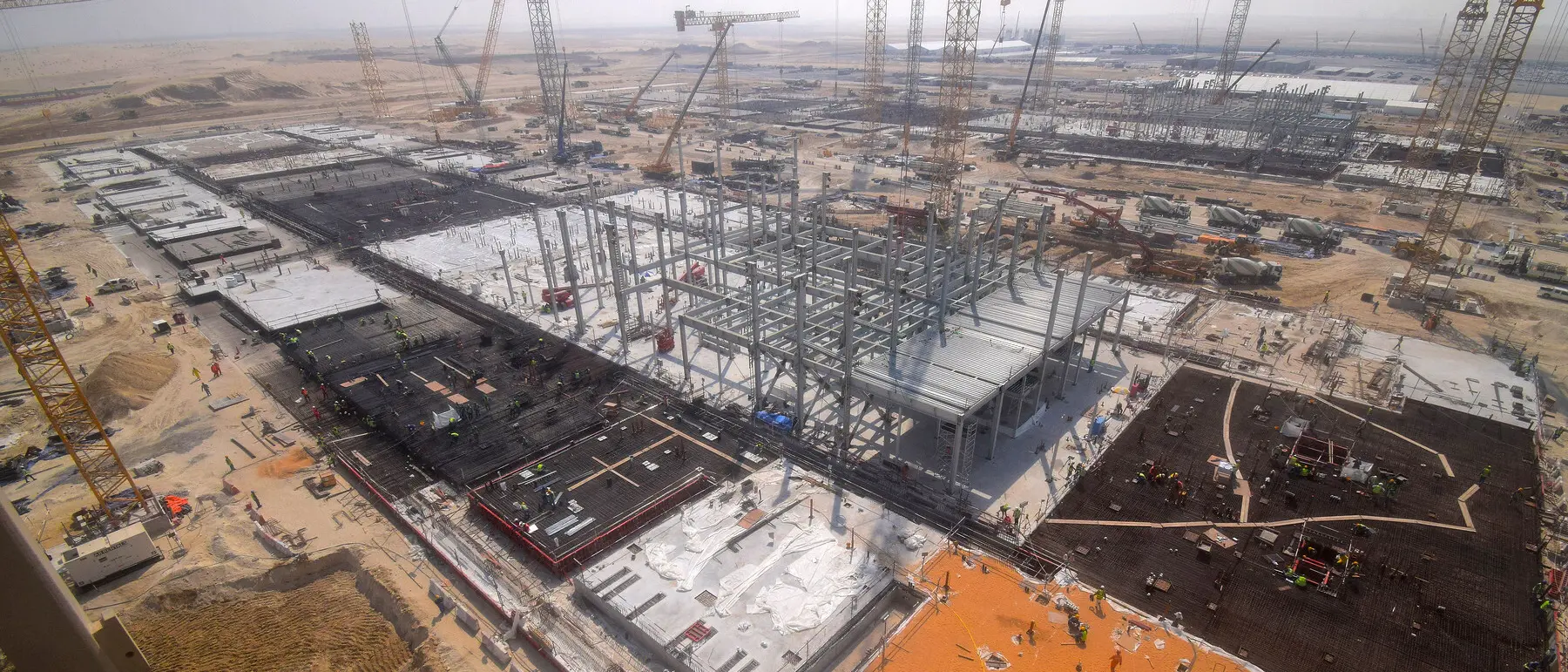 Investimenti Usa negli Emirati Arabi per mettere fuori gioco la Cina: ad Abu Dhabi nascerà uno dei campus IA più grandi del mondo