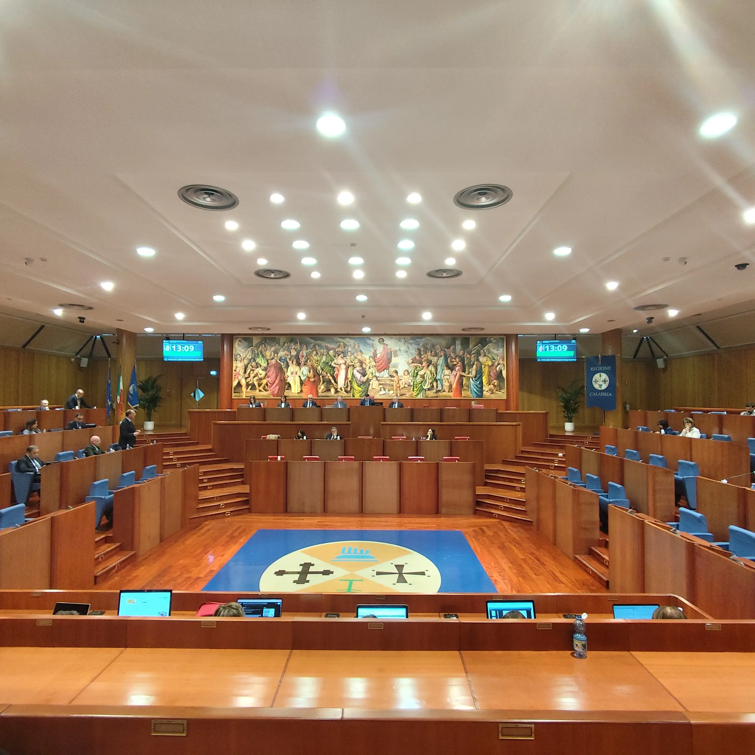 Calabria, ok all’assestamento in Consiglio: spuntano 10 milioni per l’Auditorium Calipari e 5 legati a un debito per la Cittadella\n