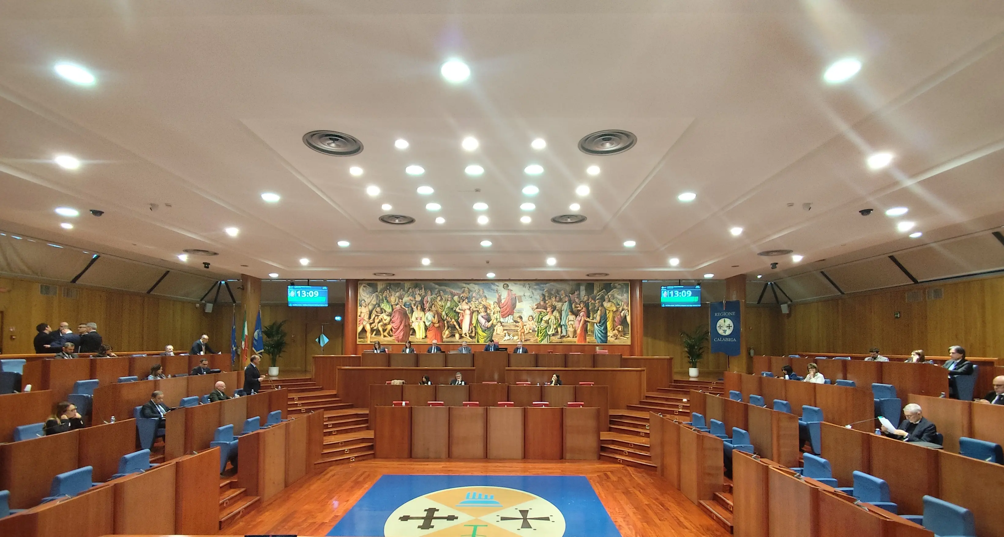 Calabria, ok all’assestamento in Consiglio: spuntano 10 milioni per l’Auditorium Calipari e 5 legati a un debito per la Cittadella\n