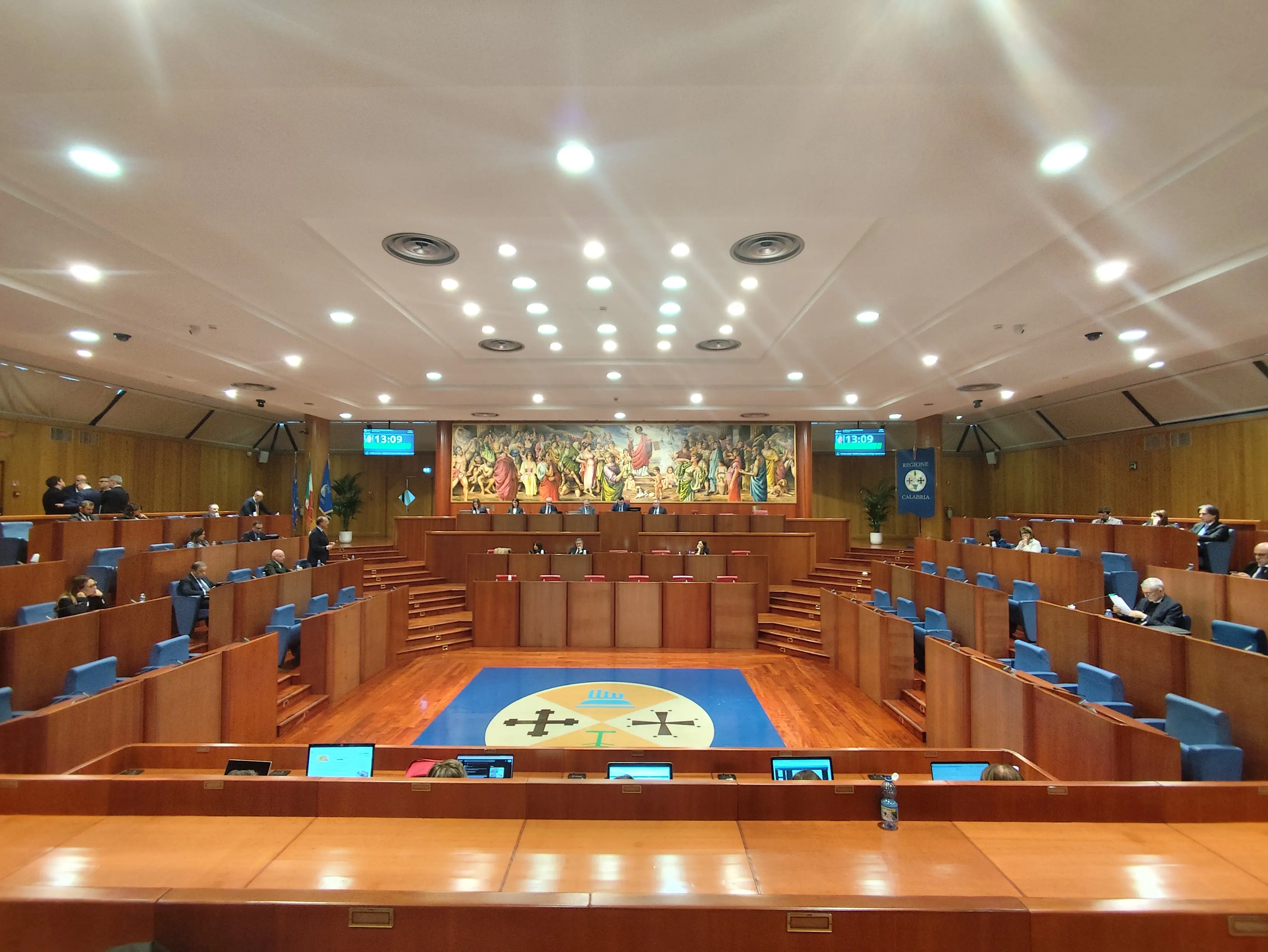 Calabria, ok all’assestamento in Consiglio: spuntano 10 milioni per l’Auditorium Calipari e 5 legati a un debito per la Cittadella\n