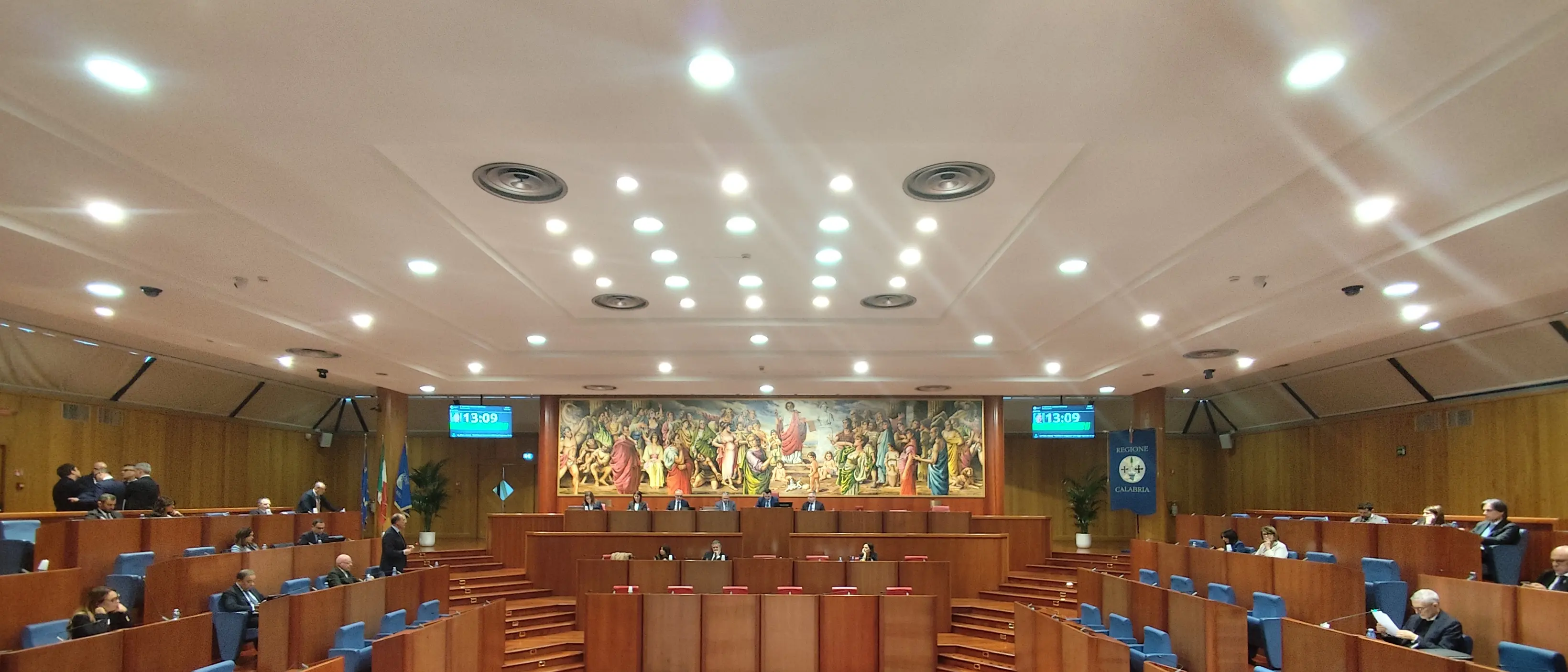 Calabria, ok all’assestamento in Consiglio: spuntano 10 milioni per l’Auditorium Calipari e 5 legati a un debito per la Cittadella\n