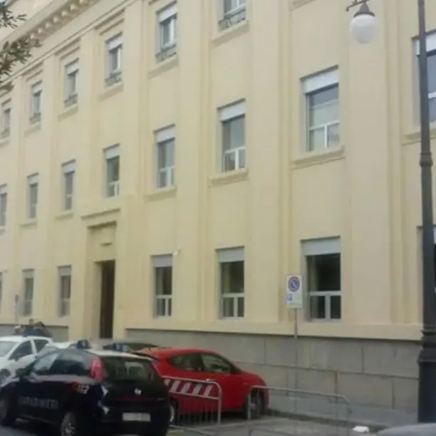 Aggredito e pestato per poi essere rapinato del telefonino: in due a giudizio a Vibo\n