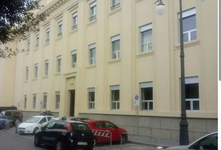 Aggredito e pestato per poi essere rapinato del telefonino: in due a giudizio a Vibo\n