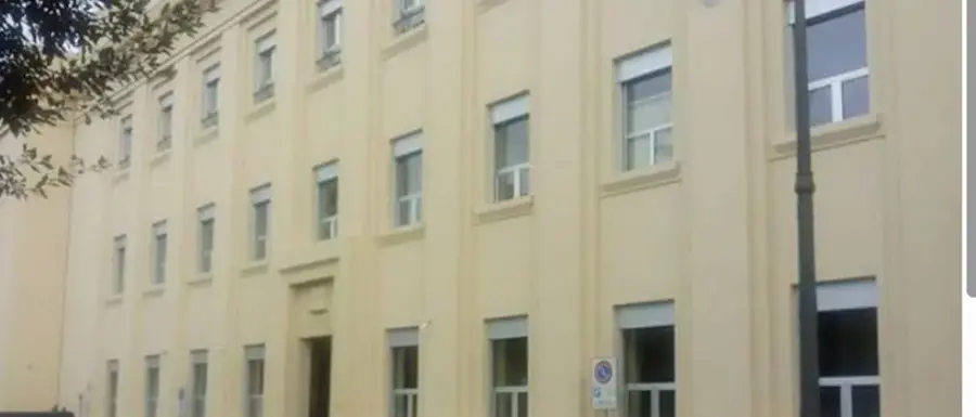 Aggredito e pestato per poi essere rapinato del telefonino: in due a giudizio a Vibo\n