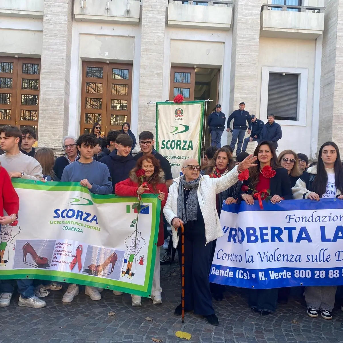 Gli studenti dello “Scorza” in corteo contro la violenza sulle donne