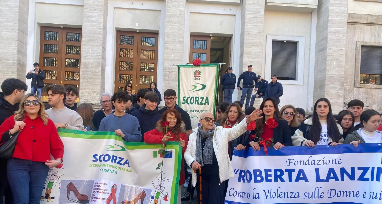 Gli studenti dello “Scorza” in corteo contro la violenza sulle donne