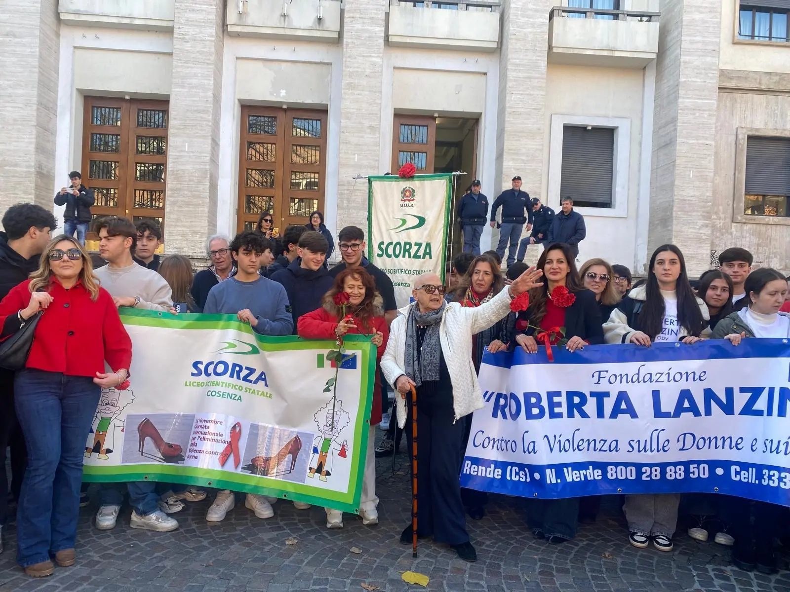 Gli studenti dello “Scorza” in corteo contro la violenza sulle donne