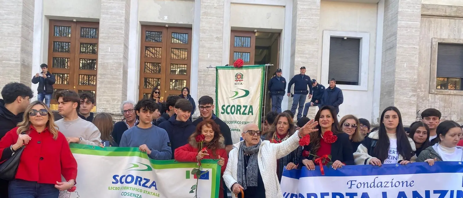 Gli studenti dello “Scorza” in corteo contro la violenza sulle donne