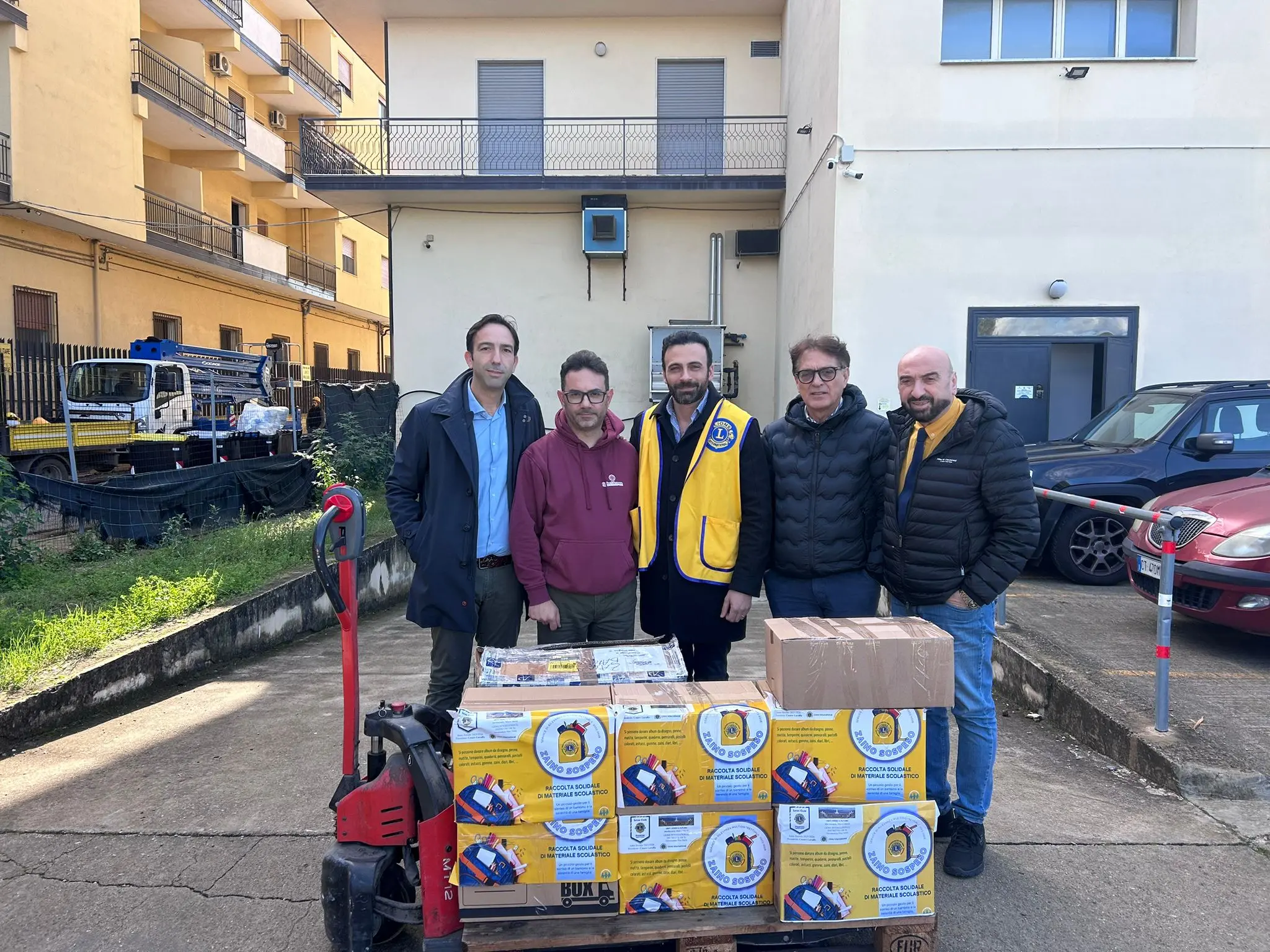Polistena, il Lions Club Brutium conclude il service “Zaino sospeso”: consegnato il materiale scolastico alla Caritas diocesana\n