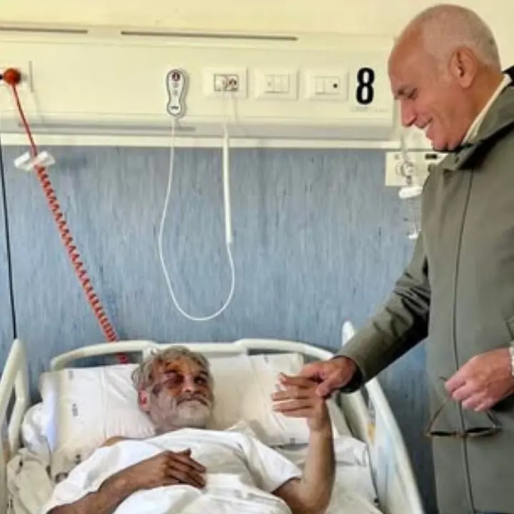 Cosenza,\u00A0Franz Caruso ha fatto visita a Cristian, il clochard aggredito in città\n