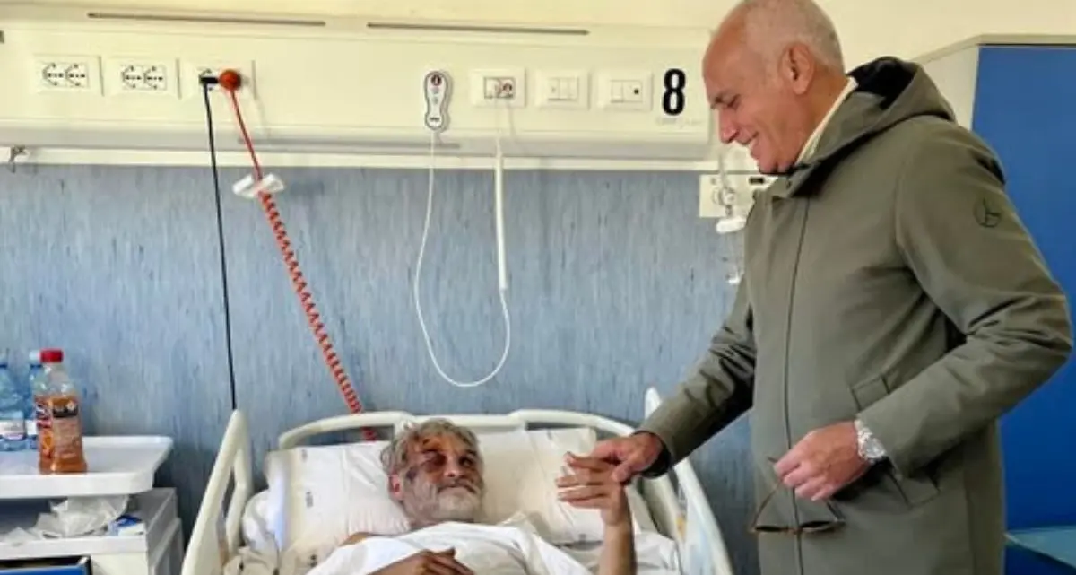 Cosenza,\u00A0Franz Caruso ha fatto visita a Cristian, il clochard aggredito in città\n