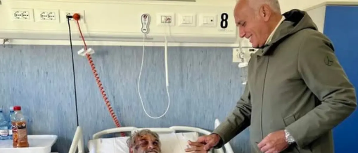 Cosenza,\u00A0Franz Caruso ha fatto visita a Cristian, il clochard aggredito in città\n