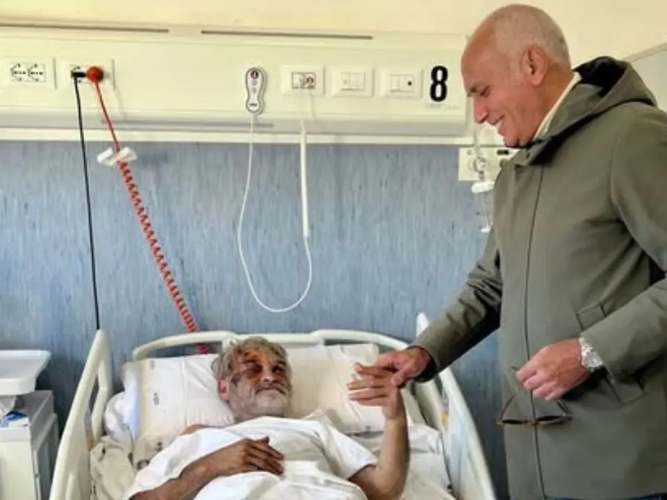 Cosenza, Franz Caruso ha fatto visita a Cristian, il clochard aggredito in città