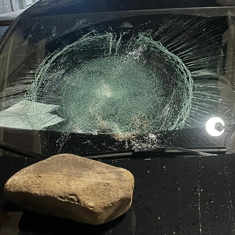 Cariati, parabrezza distrutto con una pietra: nel mirino l’assessore Cicciù