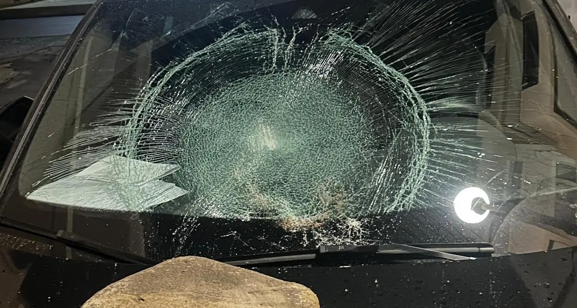 Cariati, intimidazione all’assessore Cicciù: il parabrezza dell’auto sfondato con una grossa pietra