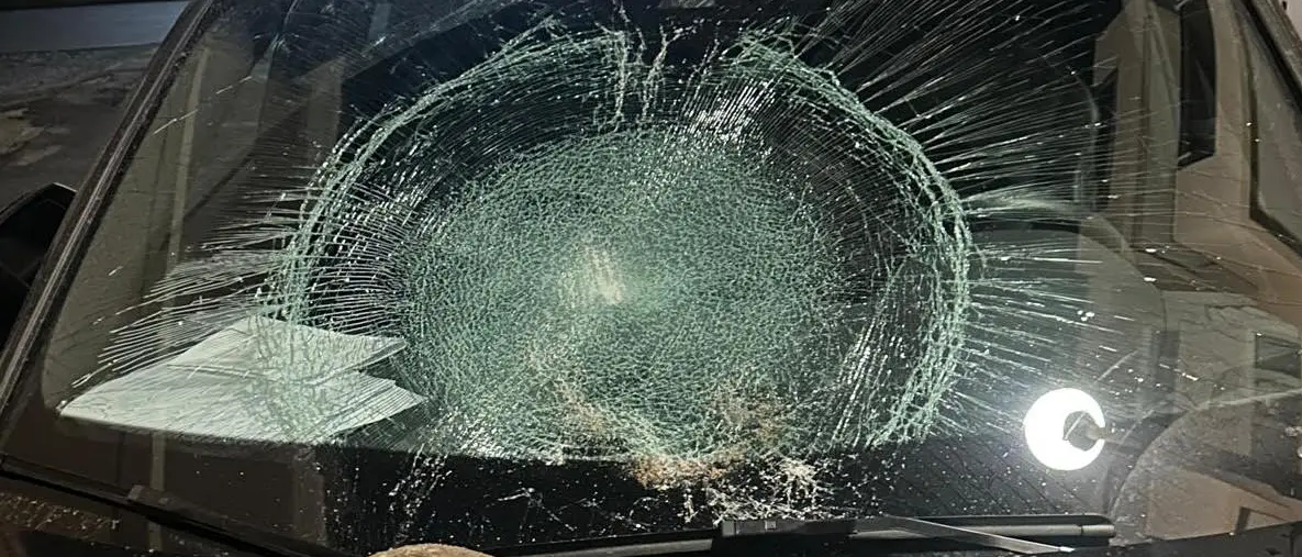 Cariati, intimidazione all’assessore Cicciù: il parabrezza dell’auto sfondato con una grossa pietra