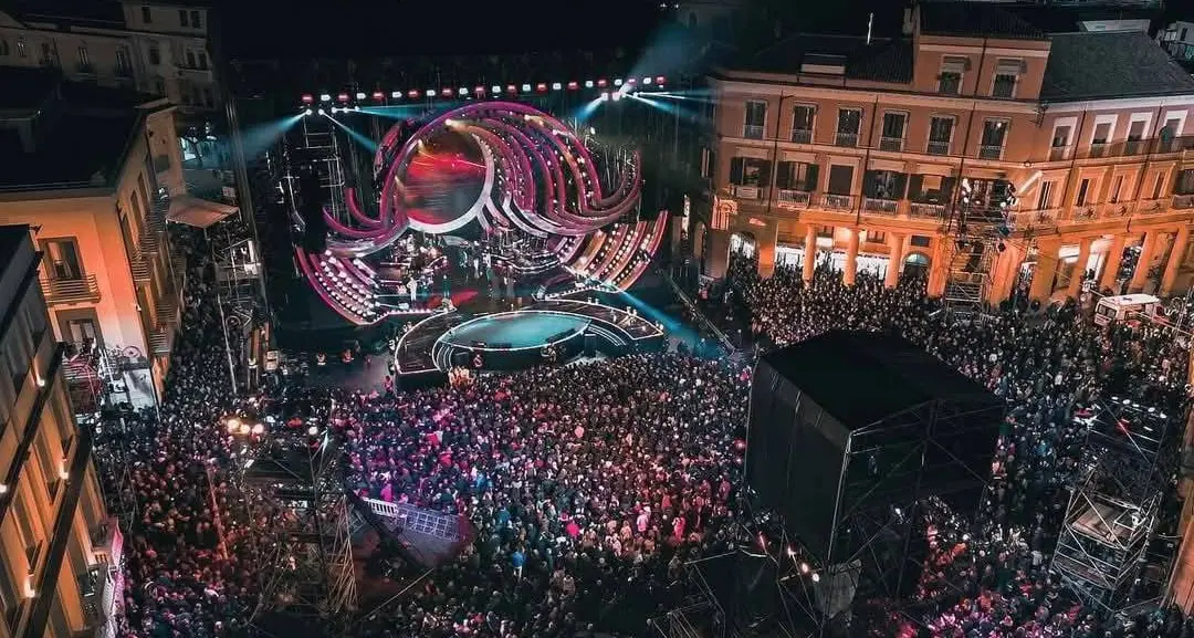 Catanzaro si prepara al Capodanno Rai: dj set, un maxi schermo e festa tutta la notte dopo il concertone