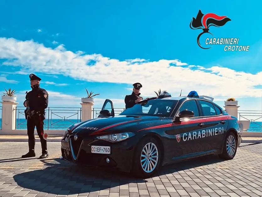 Racket su un locale a Cirò Marina, chiesti 300 euro al mese e consumazioni gratis: arrestato 22enne