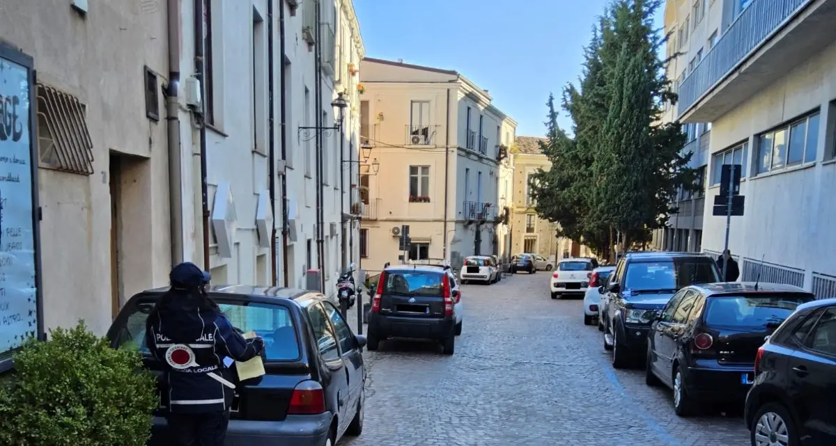 Nuova viabilità a Catanzaro, parcheggi selvaggi in centro storico: raffiche di multa della polizia locale\n