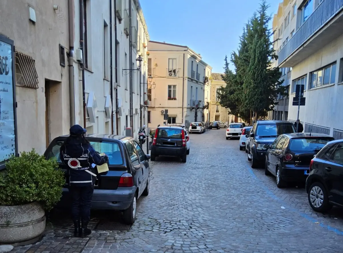 Nuova viabilità a Catanzaro, parcheggi selvaggi in centro storico: raffiche di multa della polizia locale\n