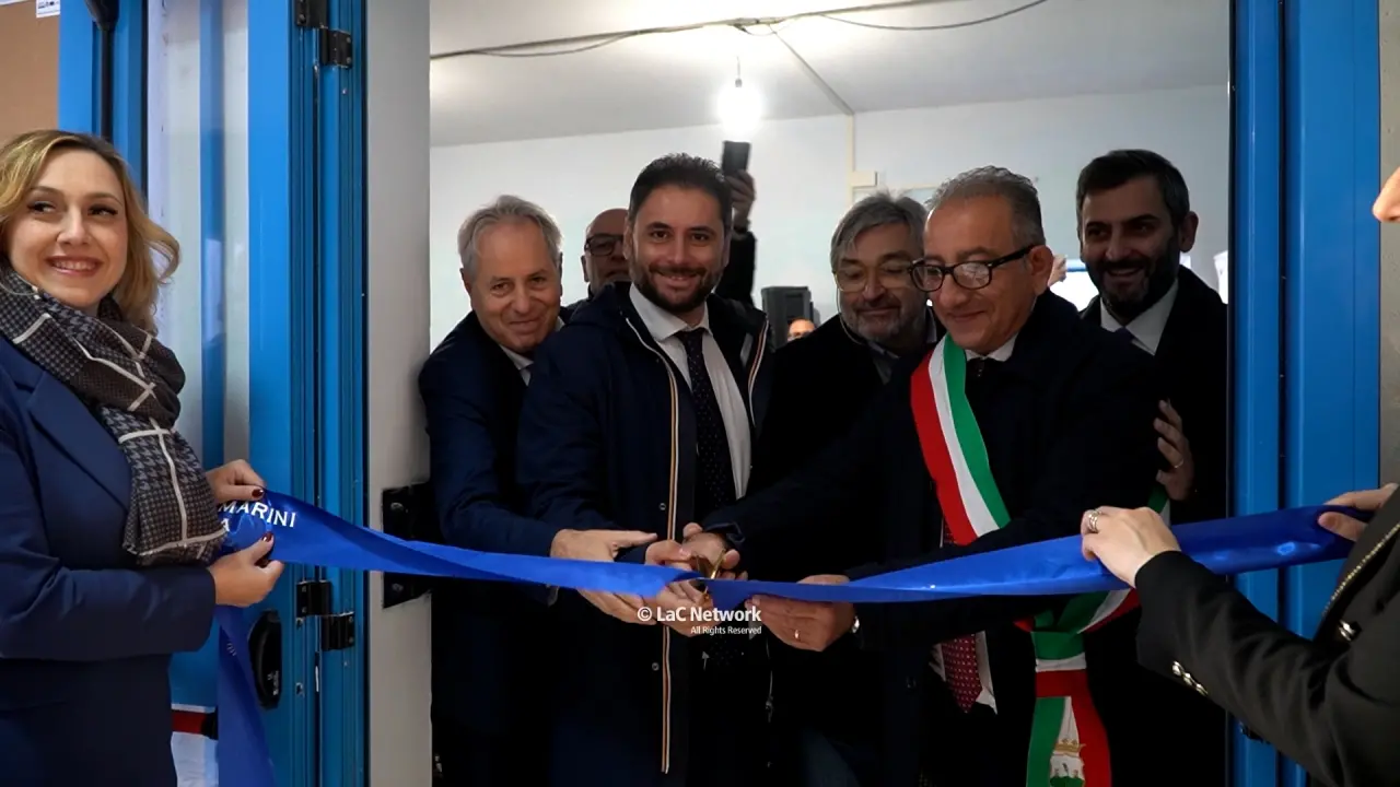 <p>Il taglio del nastro della nuova sede operativa</p>\\n