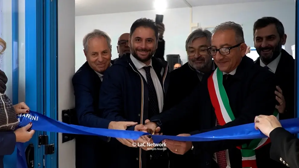 <p>Il taglio del nastro della nuova sede operativa</p>\\n