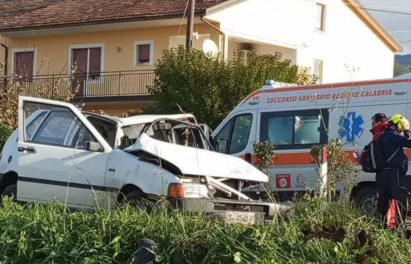 Sorpasso azzardato e scontro frontale a Luzzi: un ferito trasferito in elisoccorso