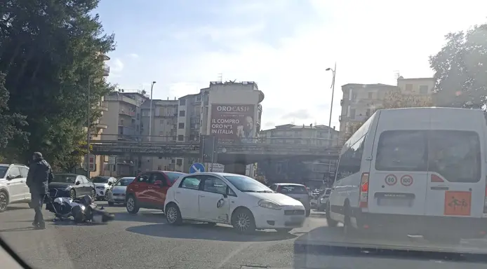 Scontro tra motorino e auto nei pressi del Tribunale: traffico rallentato