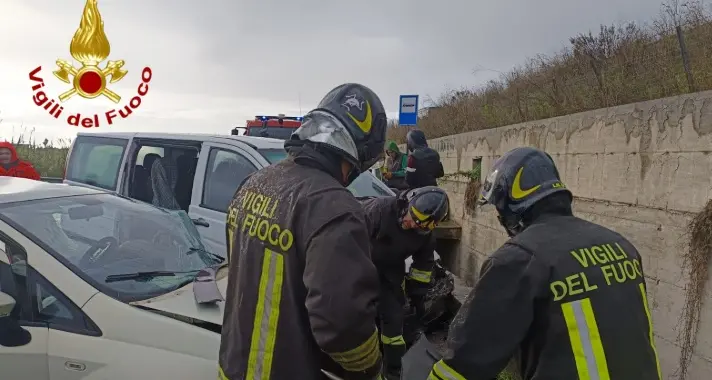 Scontro tra un furgone e un’auto sulla 106 a Crotone, tre feriti: sul posto anche l’elisoccorso\n