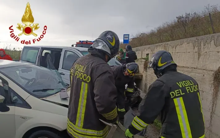 Scontro tra un furgone e un’auto sulla 106 a Crotone, tre feriti: sul posto anche l’elisoccorso\n