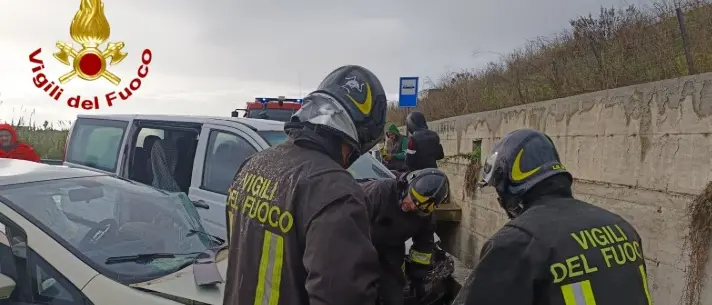 Scontro tra un furgone e un’auto sulla 106 a Crotone, tre feriti: sul posto anche l’elisoccorso\n