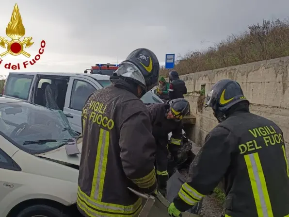 Scontro tra un furgone e un’auto sulla 106 a Crotone, tre feriti: sul posto anche l’elisoccorso