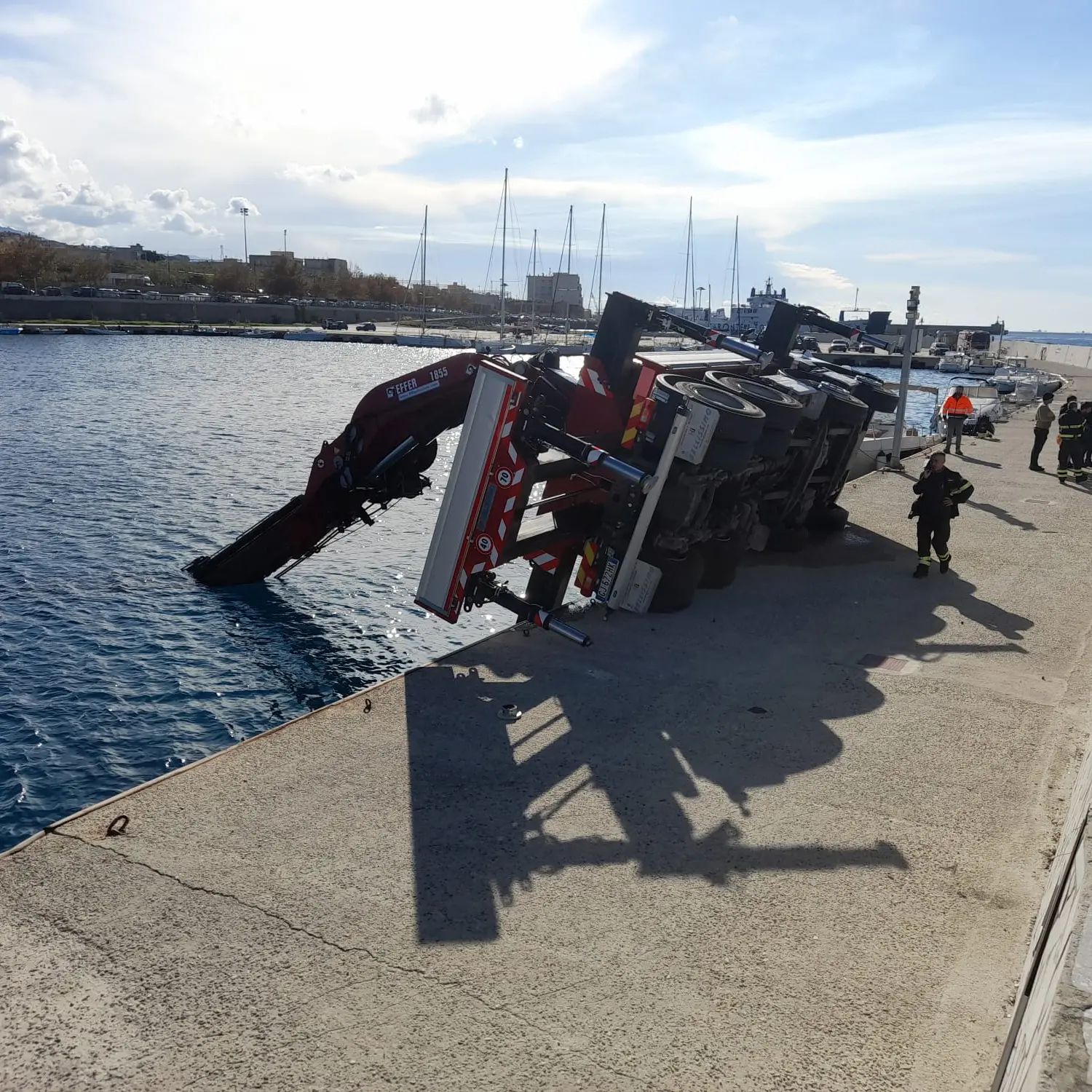 Villa San Giovanni, gru si ribalta al porticciolo durante lavori sui frangiflutti: nessun ferito\n