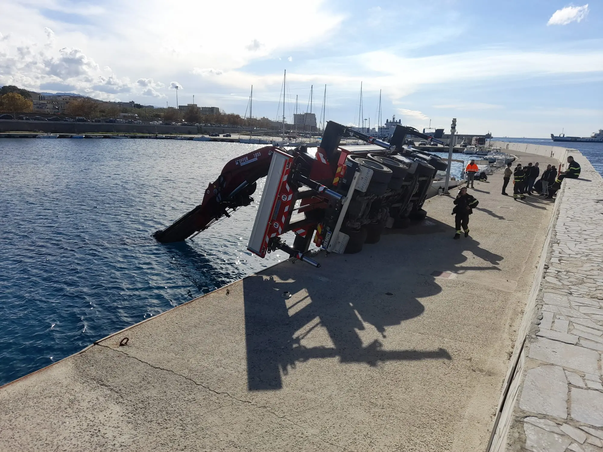 Villa San Giovanni, gru si ribalta al porticciolo durante lavori sui frangiflutti: nessun ferito\n