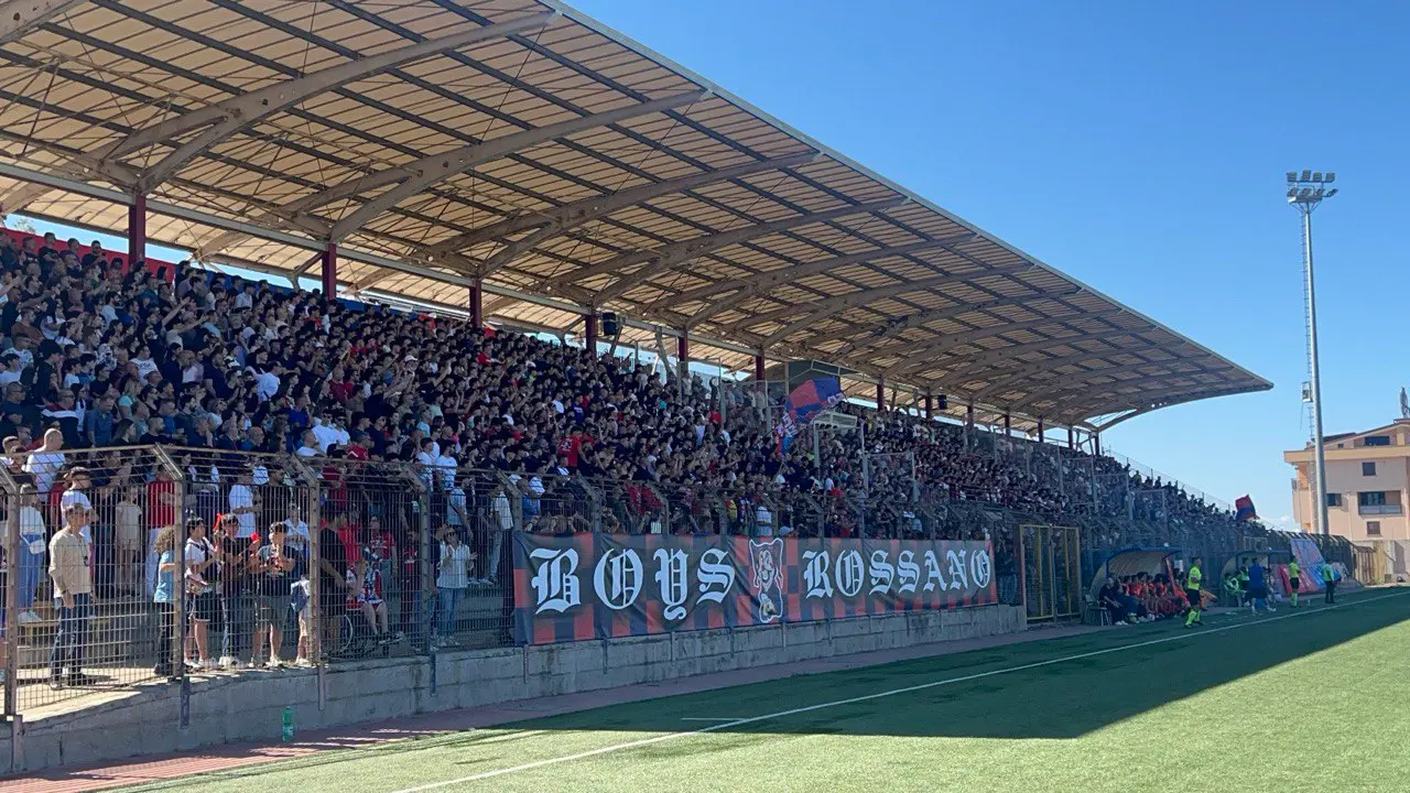 Rossanese–DB Rossoblù Luzzi a porte chiuse: decisione della Prefettura e dura replica del club bizantino\n