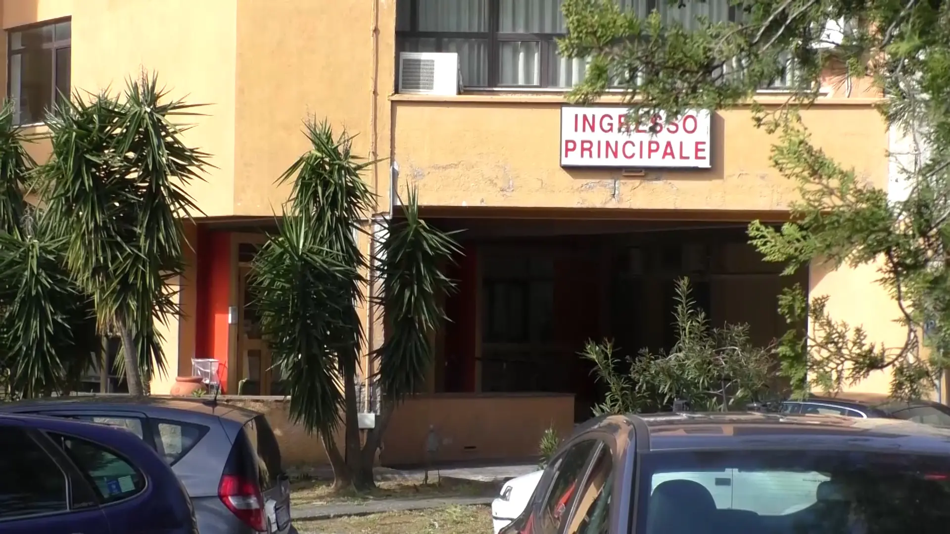 <p>L&#39;ingresso dell&#39;ospedale di Cetraro</p>\\n