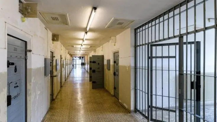 Pratica sesso orale al compagno davanti alle guardie\u00A0durante una visita in carcere. Denunciata