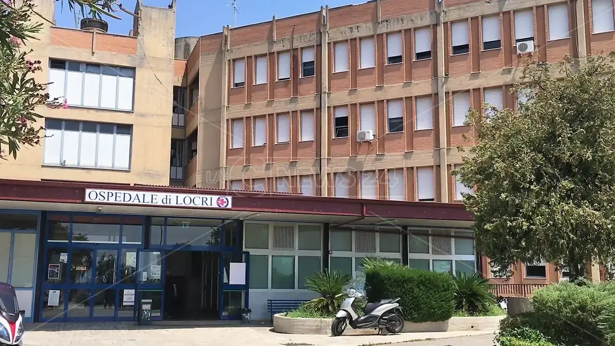 Gli Ospedali di Locri, Melito e Polistena rischiano la paralisi senza il rinnovo del contratto a 40 infermieri, Mammoliti: «Usati come “gratta e vinci”»\n