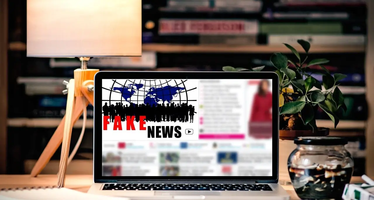 Italia tra cori da stadio e post-verità: la democrazia si sgretola\u00A0e la Calabria diventa laboratorio del potere\n