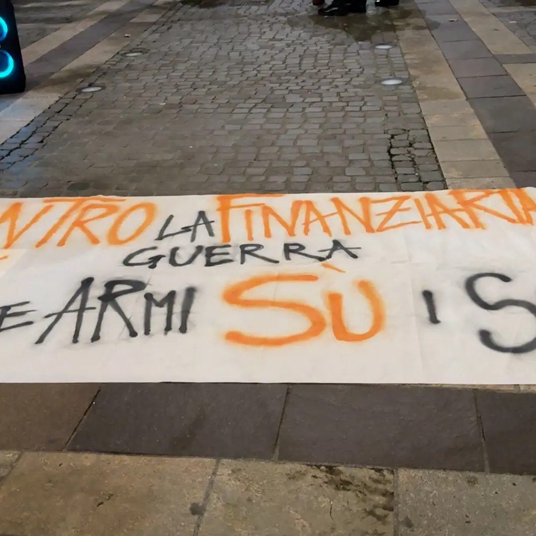 «Giù le armi, su i salari»: a Cosenza la manifestazione USB contro il Governo e per la Palestina