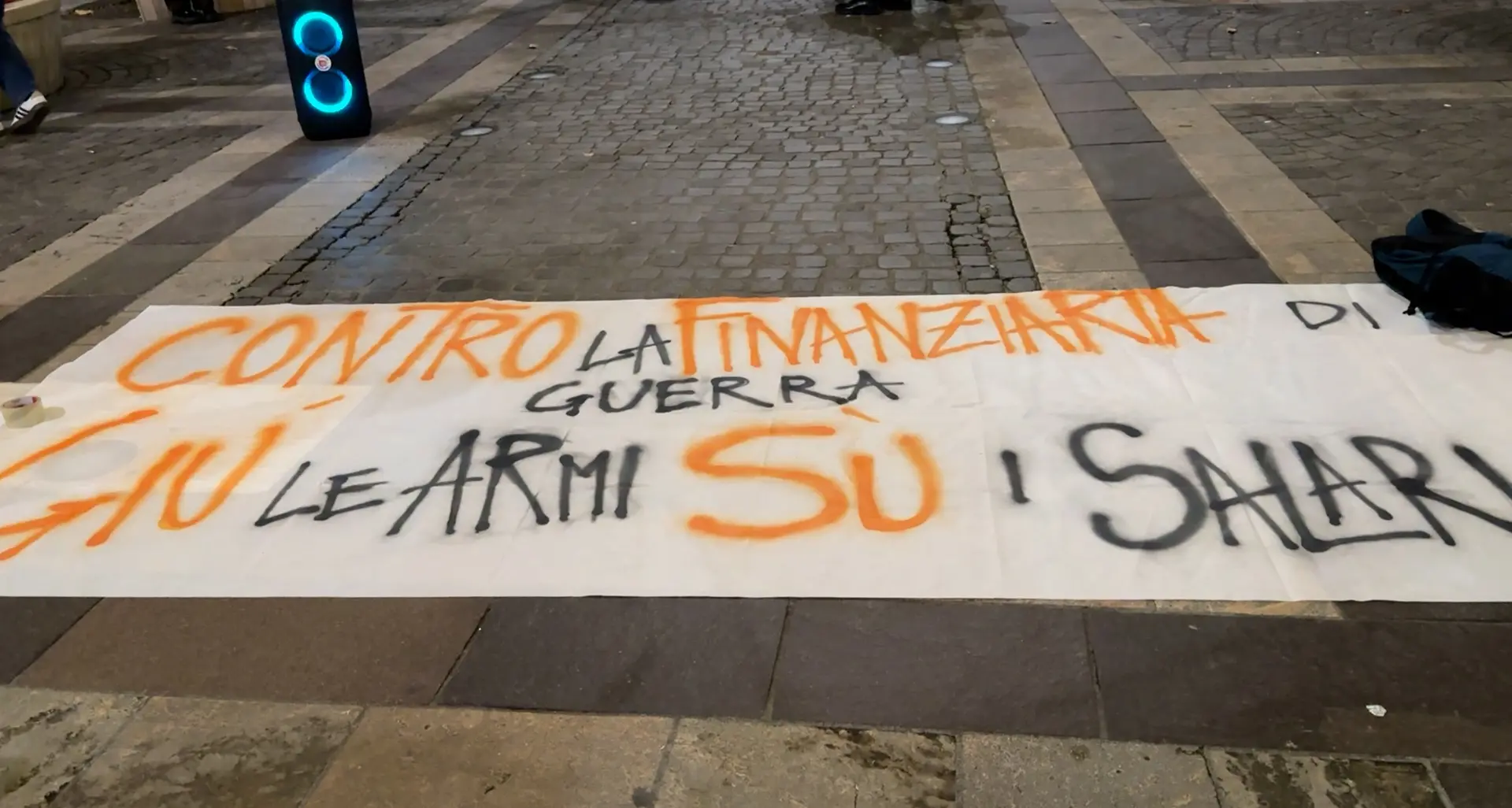 «Giù le armi, su i salari»: a Cosenza la manifestazione USB contro il Governo e per la Palestina