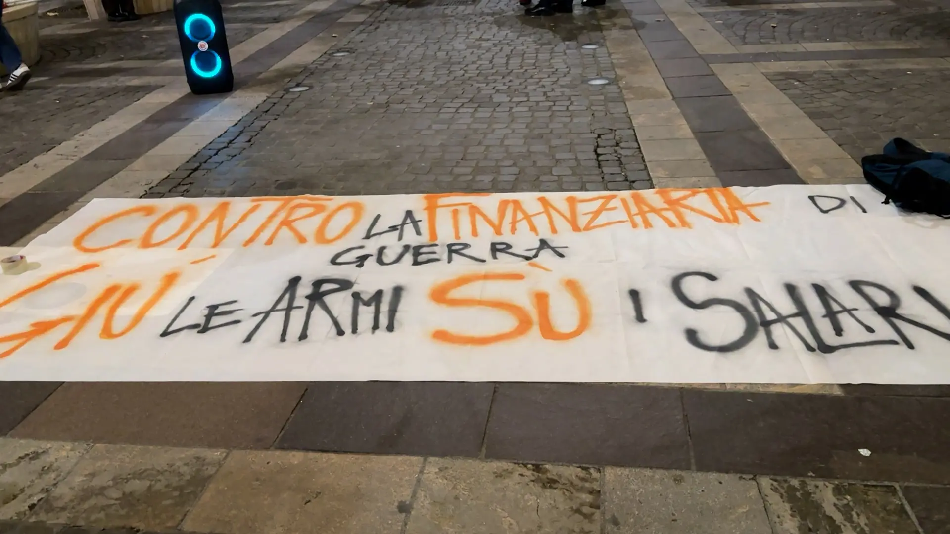 «Giù le armi, su i salari»: a Cosenza la manifestazione USB contro il Governo e per la Palestina