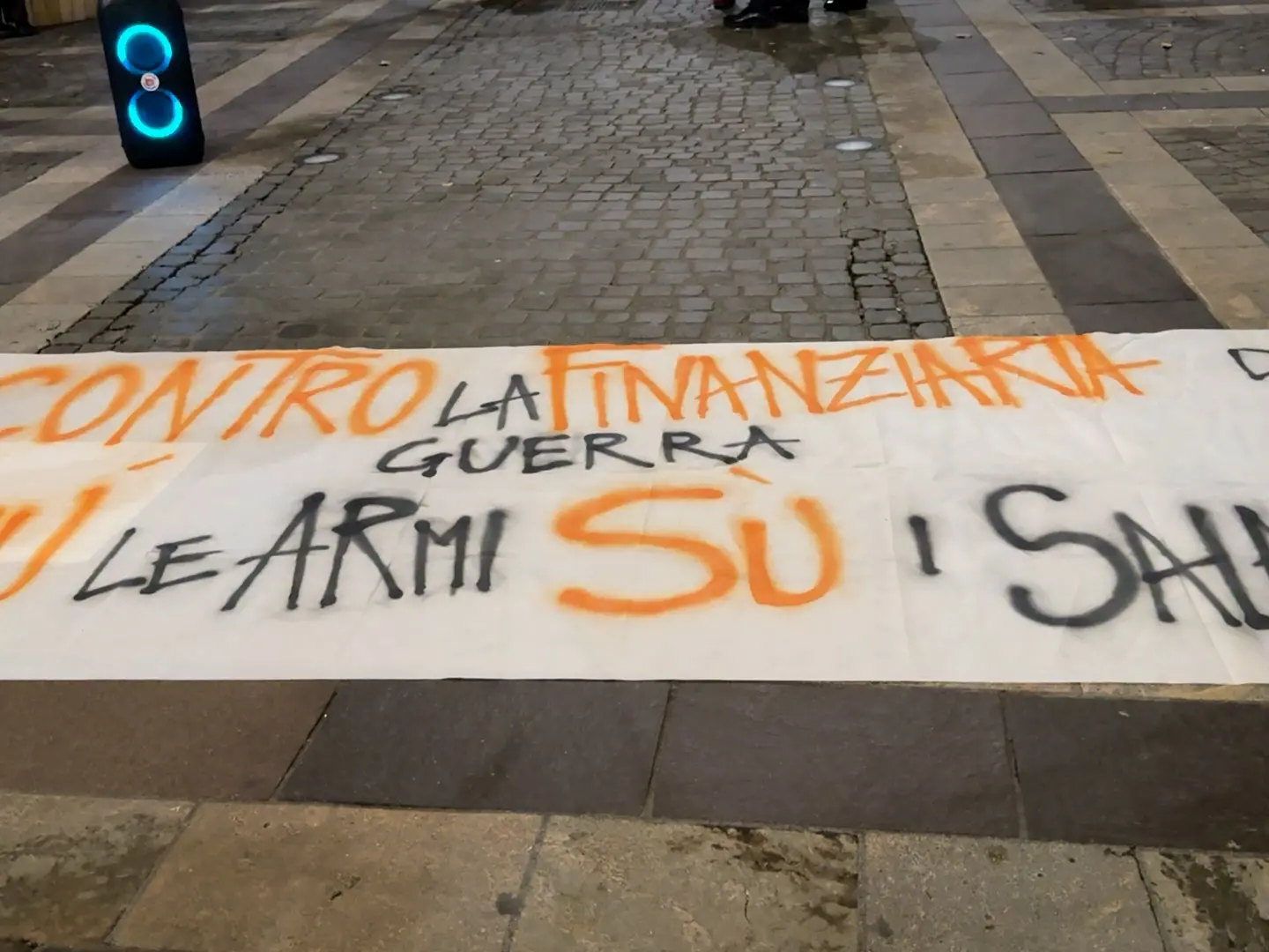 «Giù le armi, su i salari»: a Cosenza la manifestazione USB contro il Governo e per la Palestina