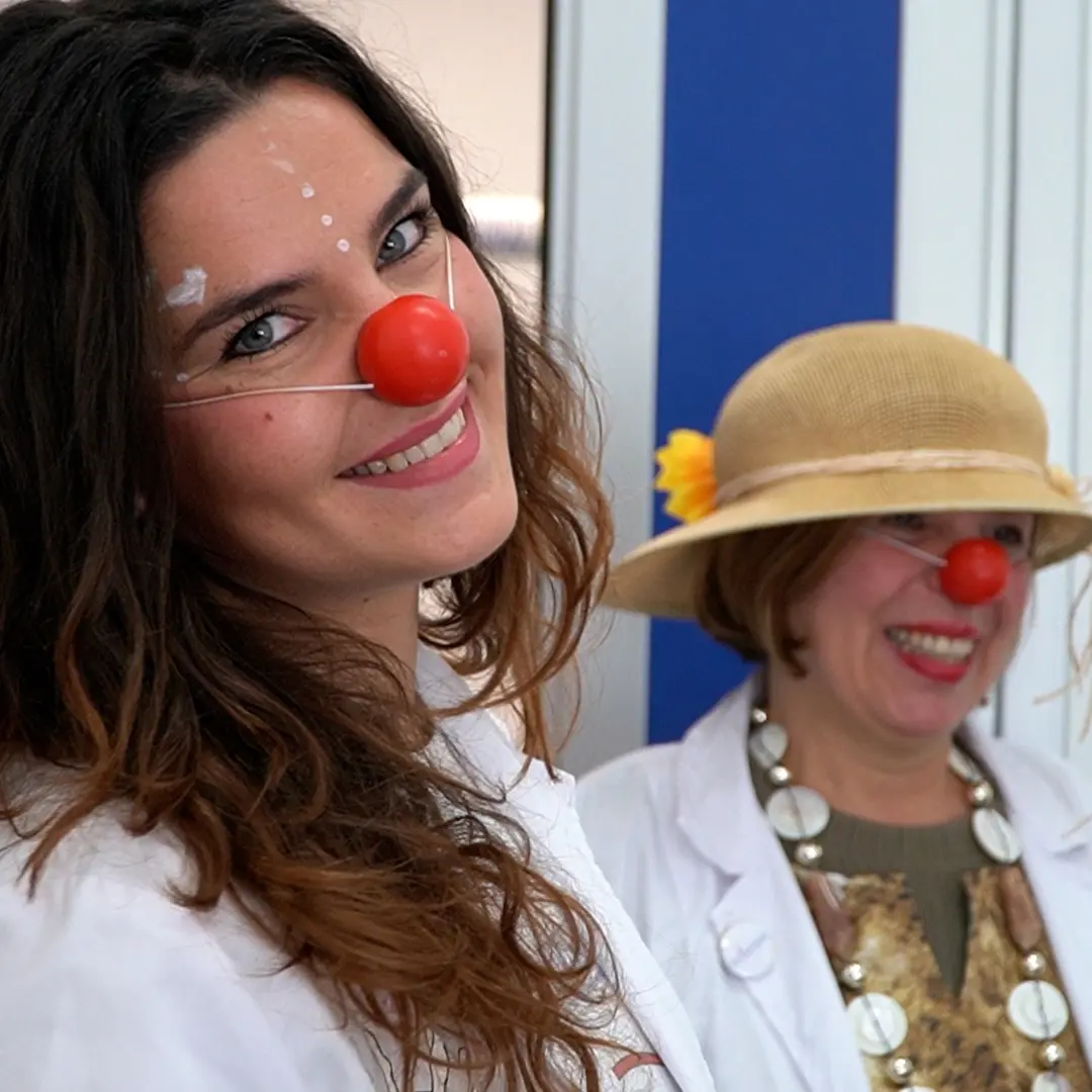 Un sorriso per ingannare il dolore: la clownterapia arriva nel reparto di Oncologia di Paola\n