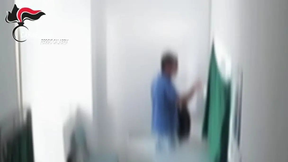 Reggio Calabria, timbravano il badge e andavano a fare la spesa: sette dipendenti Asp indagati a Bovalino